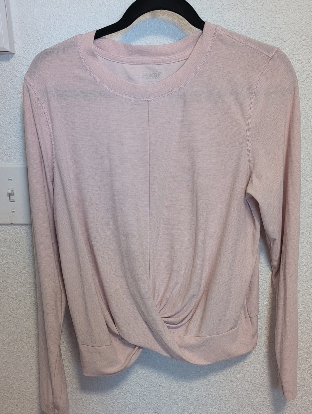 Old Navy Active Breathe On Twist-Front Long Sleeve Tee in Blush Pink